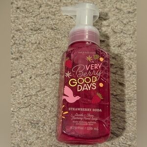 Bath & Body Works Very Berry Good Days Gentle & Clean Foaming Hand Soap